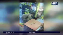 Алматыда көшеде әйелді жұлқылаған ер адам іздестіріліп жатыр