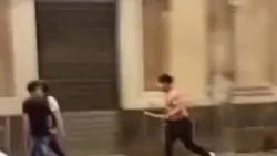 Spedizione punitiva ad Acireale, 40 ragazzi contro due egiziani: le immagini dell’aggressione